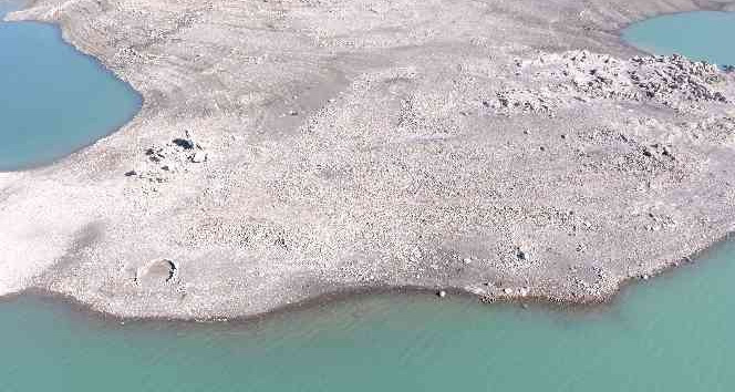 Sular çekildi, Kozan Barajı altındaki tarihi yapılar gün yüzüne çıktı