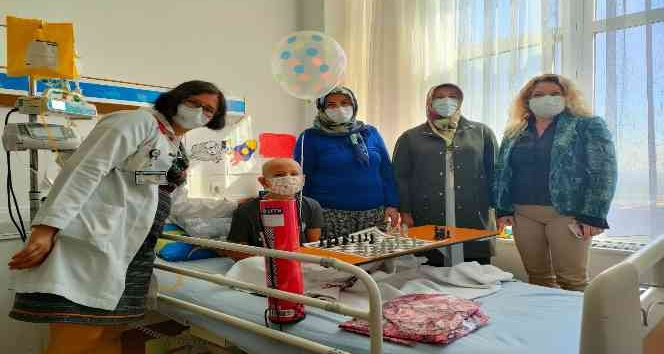 AK Parti Efeler İlçe Kadın Kolları lösemili çocukları yalnız bırakmadı