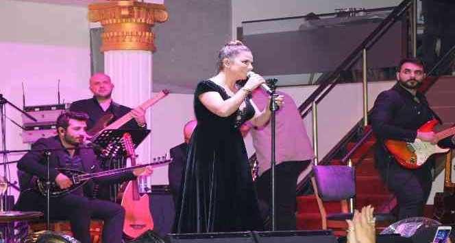 Kuşadası’nda yıldızlar geçidi devam ediyor