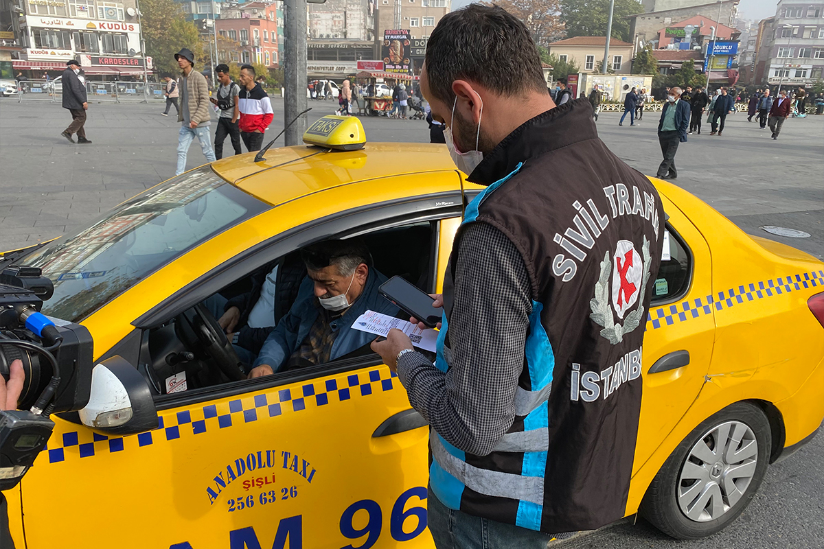 İstanbul&#039;da 30 yıllık taksici meslektaşlarına isyan etti