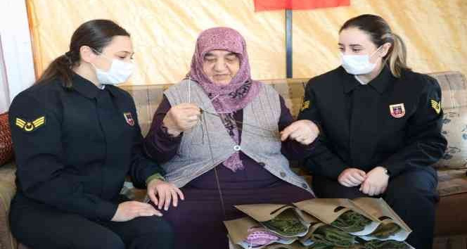 Ayşe nine komandolar üşümesin diye ördü, yürekleri ısıttı