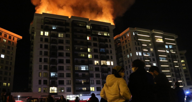 Eskişehirde korkulu yangın: 66 dairelik apartmanın çatısı alevler süresince kaldı
