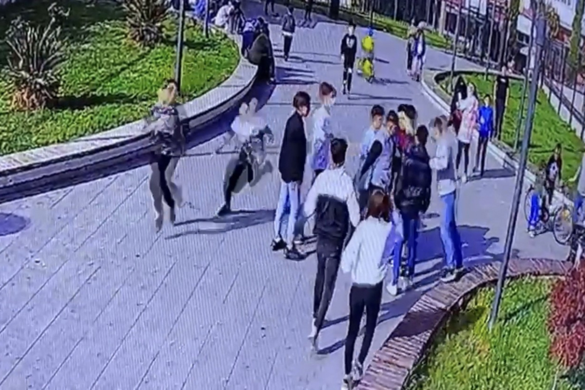 İstanbul’da parkta bıçaklı kavga kamerada: Önce darbettiler sonra bıçakladılar