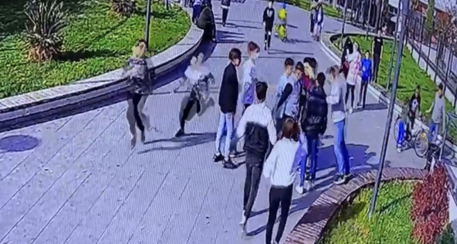 İstanbulda parkta bıçaklı kavga kamerada: Önce darbettiler sonra bıçakladılar