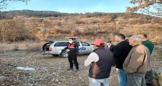 Define bulmak isterken eştikleri kuyuda mahsur kaldı