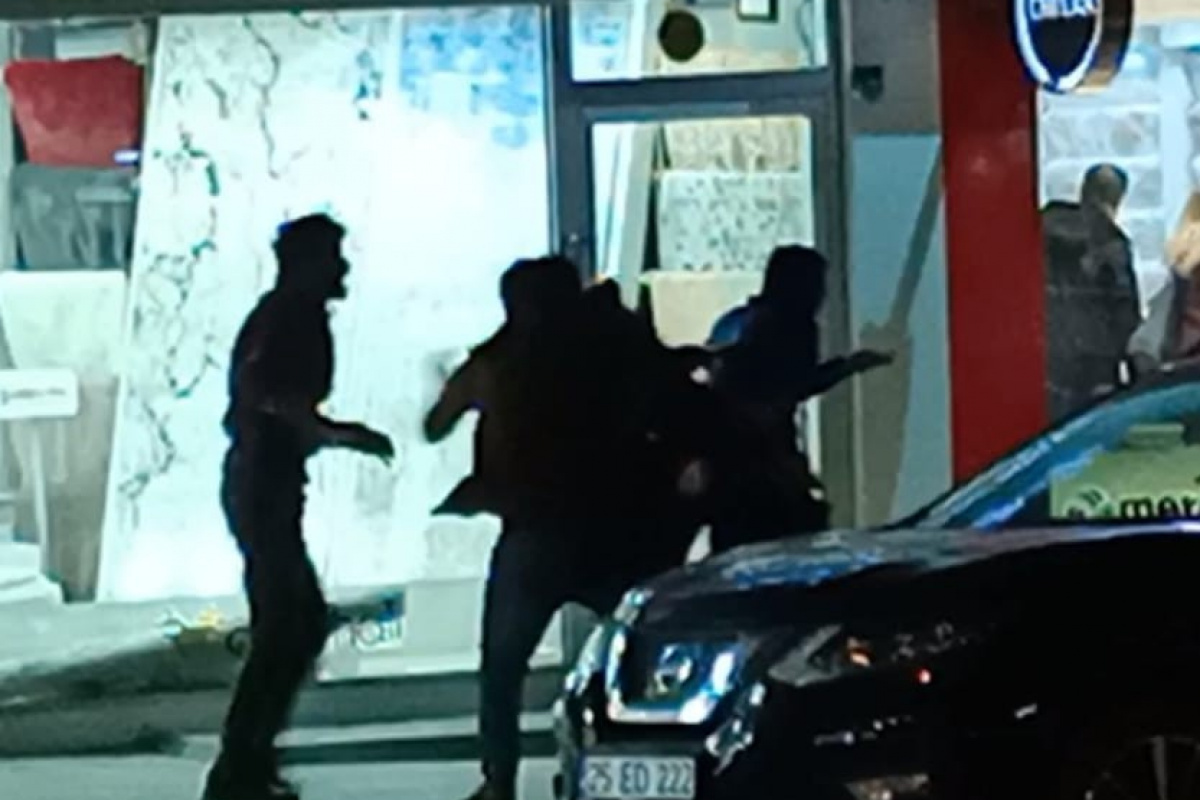 Cadde ortasında yumruk yumruğa kavga ettiler