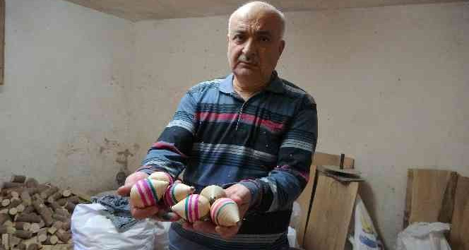 41 yıldır talaş tozları arasında çocuklar için topaç üretiyor