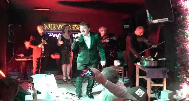 Ahmet Selçuk İlkan, Kuşadası’nda sahne aldı