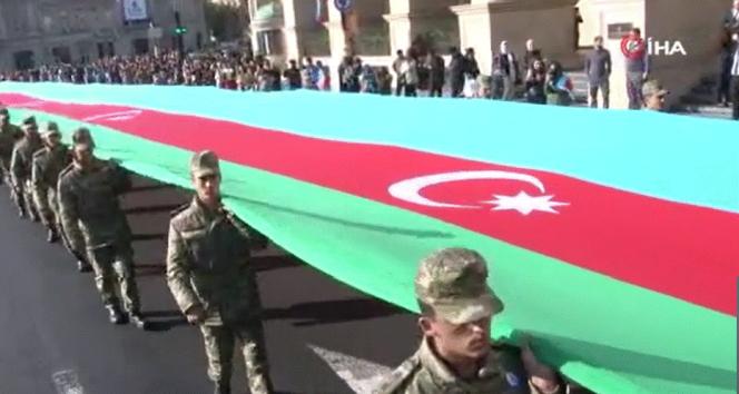 Azerbaycan Zafer Gününde 440 metrelik bayrakla boğaz yapıldı