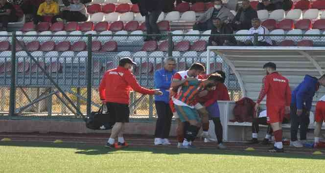 Sakatlık geçiren rakip takım oyuncusunu sırtında taşıdı