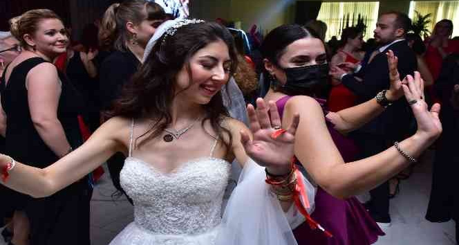 Oyuncu Aslıhan Gürbüz kardeşinin düğününde çiftetelli oynadı