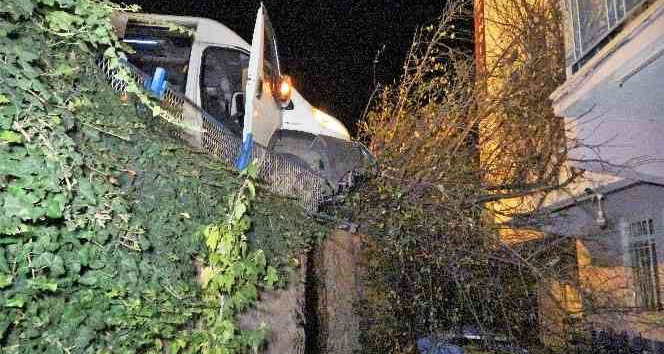 Erik ağacı servis aracının düşmesini önledi: 5 yaralı