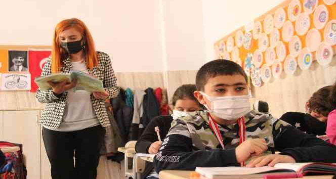 Karamanlı ilkokul öğrencisi katıldığı matematik yarışmasında dünya şampiyonu oldu