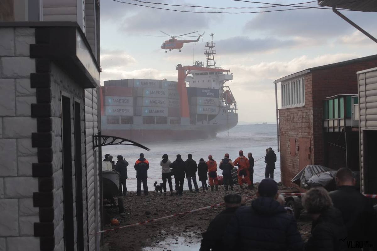 Rusya&#039;da denizciler karaya oturan gemiden helikopterle kurtarıldı