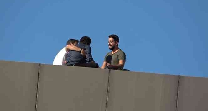 Antalya’da intihar etmek için çatıya çıkan kadını polis ölümün kıyısından aldı