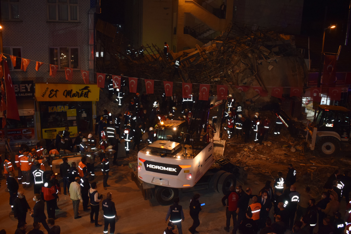 Malatya'da 2 katlı bina çöktü!