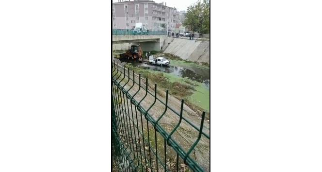 Uzunköprü’de otomobil dereye uçtu