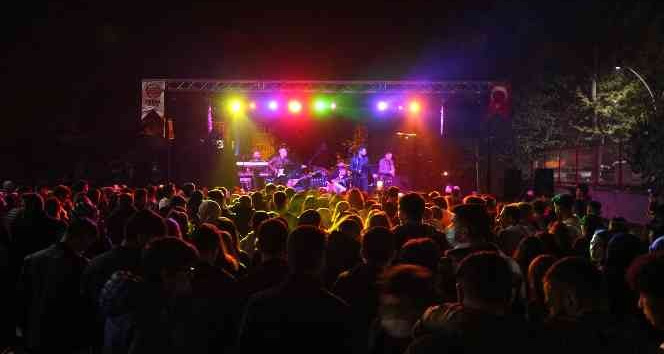 Üniversite öğrencilerine ’hoş geldin’ konseri