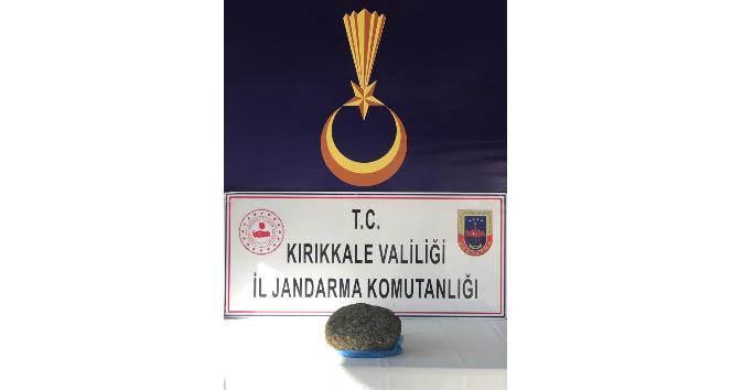 Otobüste seyahat eden yolcunun sırt çantasında 3 kilo 780 gram kubar esrar çıktı