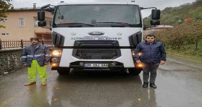 Altınordu’da temizlik görevlilerinden Ata’ya saygı