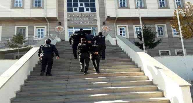 Kendisini polis olarak tanıtan iki şahıs Şanlıurfa’da yakalandı
