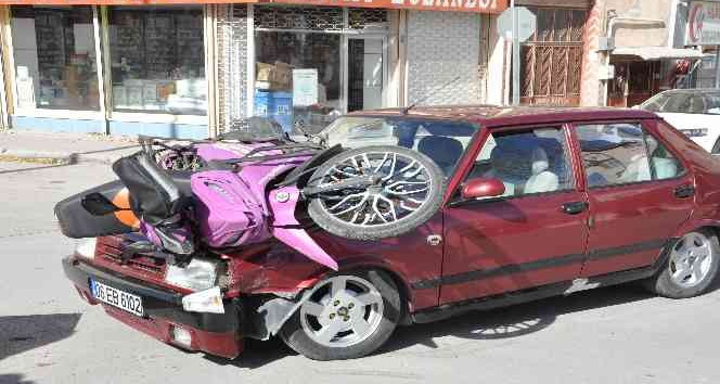 Karaman’da kaza yapan motosiklet otomobilin kaportasında kaldı