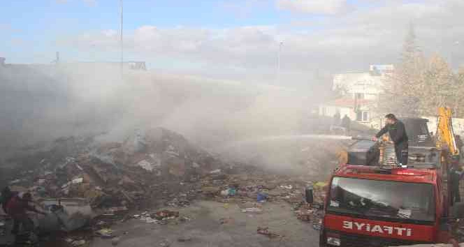 Kağıt toplama merkezinde çıkan yangın depoya sıçramadan söndürüldü