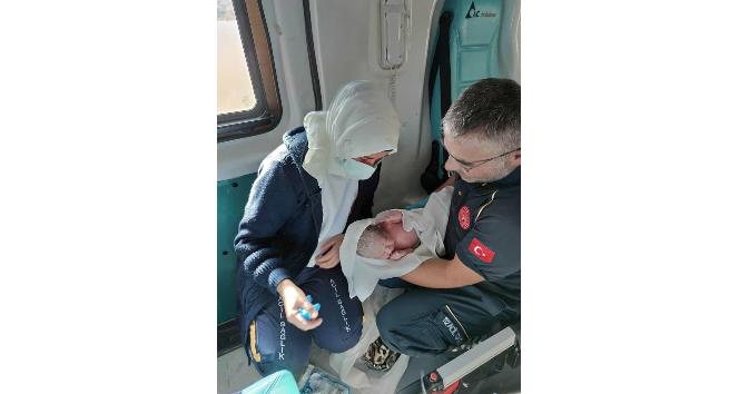 Hastane yolunda doğum sancıları başlayan anne, ambulansta doğum yaptı