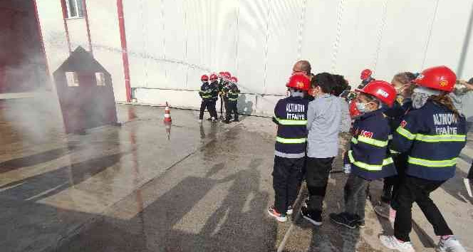 Minik çocuklar itfaiyeci kıyafeti giyip yangın söndürdü