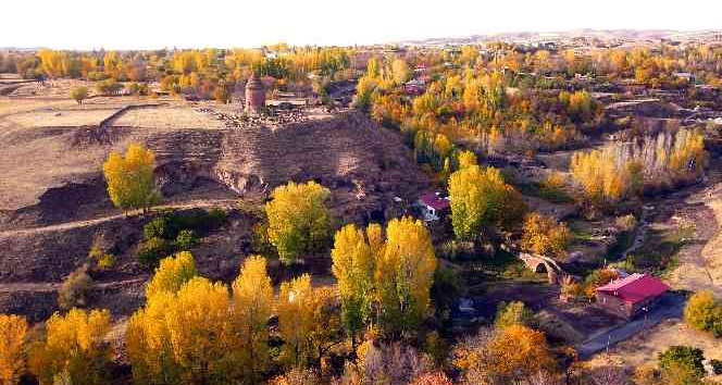Tarihi şehir Ahlat’ta sonbahar manzaraları görenleri mest etti