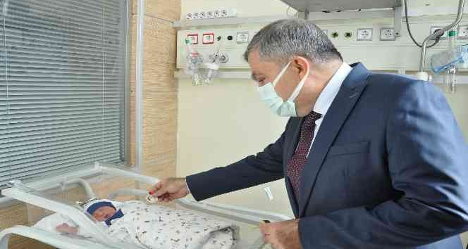 Vali Işık, ambulansta doğum yapan anne ile bebeğini hastanede ziyaret etti