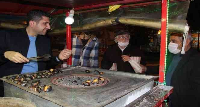 AK Parti İlçe Başkanı Bağış, vatandaşlara kestane pişirip, dağıttı