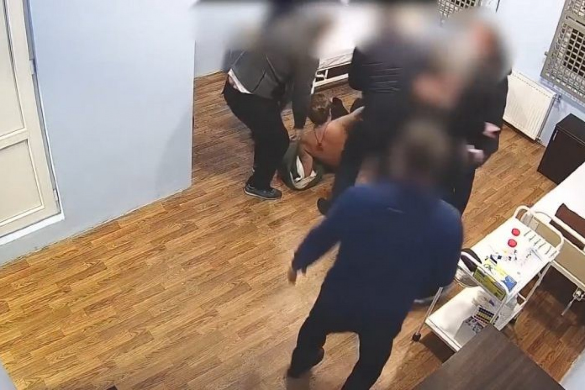 Gürcistan eski Cumhurbaşkanı Saakaşvili’nin cezaevi hastanesine kaldırılma görüntüleri yayınladı