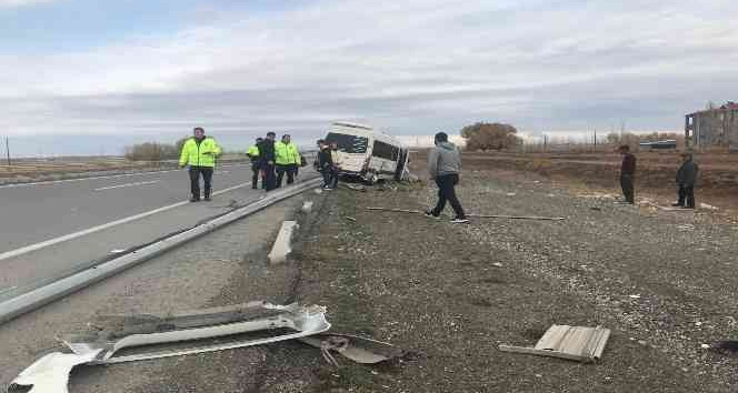 Üniversite öğrencilerini taşıyan servis kaza yaptı