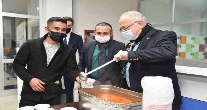 Rektör Namık Ak, ders çalışan öğrencilere çorba ikram etti