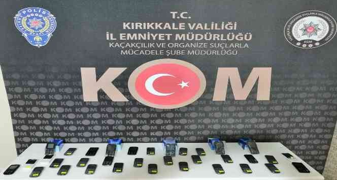 Polisin arama yaptığı iş yerinde 34 adet kaçak telefon çıktı