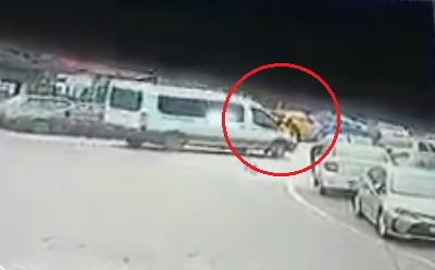 Boşanma aşamasındaki eşini minibüsle ezdi: Olay anı kamerada