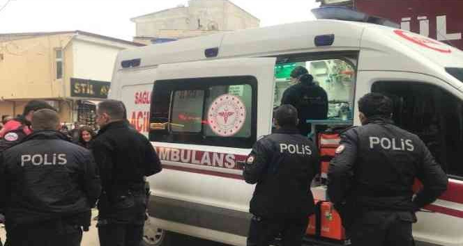 Bıçaklı kavgada sırtından yaralandı
