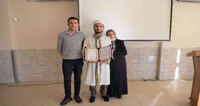 Cezaevinde hafız oldu