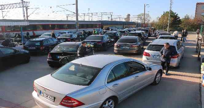 Sezonun son gurbetçileri dönüş yolunda arabalı treni tercih etti