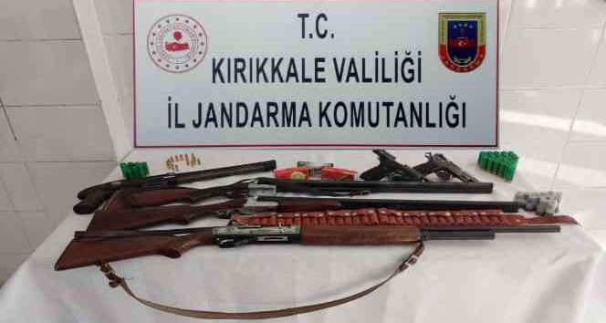 Jandarmadan 6 adrese operasyon: Ruhsatsız tabanca ve tüfek ele geçirildi