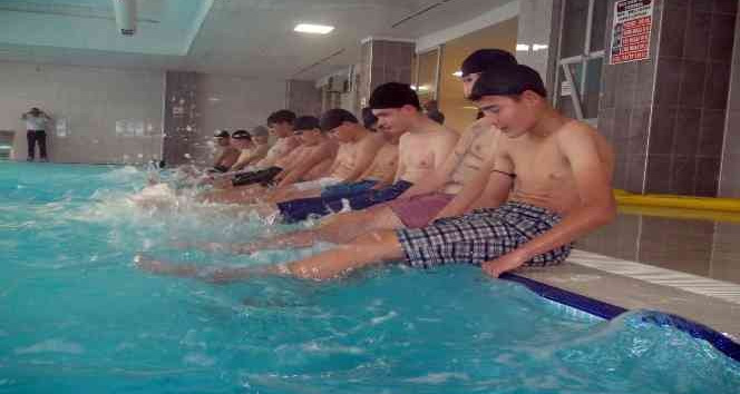 Saraykent’te bin 580 öğrenci yüzme öğreniyor