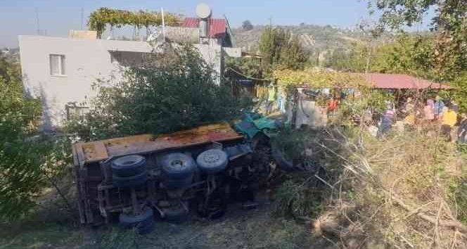 Uçuruma yuvarlanan kamyonun şoförü hayatını kaybetti