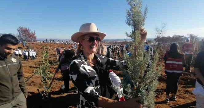Manken Tuğba Özay fidan dikim törenine katıldı