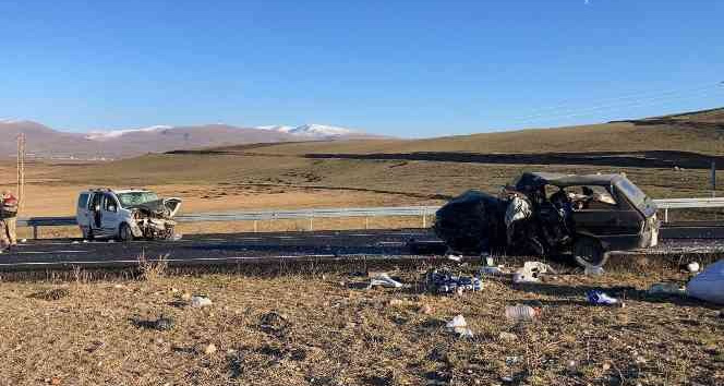 Otomobiller kafa kafaya çarpıştı: 1 ölü, 4 yaralı