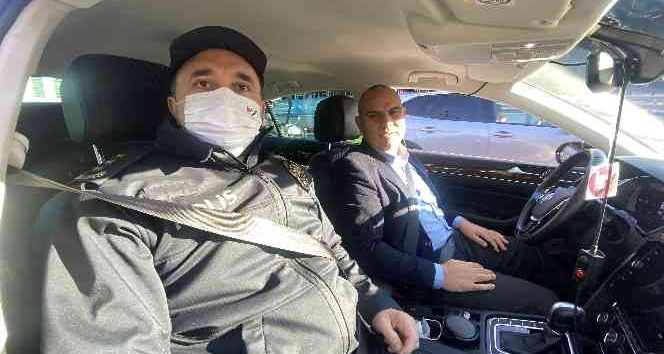 Kağıthane Kaymakamı ve Emniyet Müdürü direksiyon başına geçip emniyet kemerlerini taktı