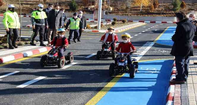 Yozgat’ta çocuklar trafik kurallarını eğitim parkında öğreniyor