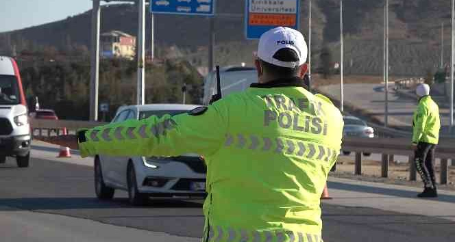 43 ilin geçiş güzergahında ’emniyet kemeri’ denetimi: Araçlar tek tek duruldu