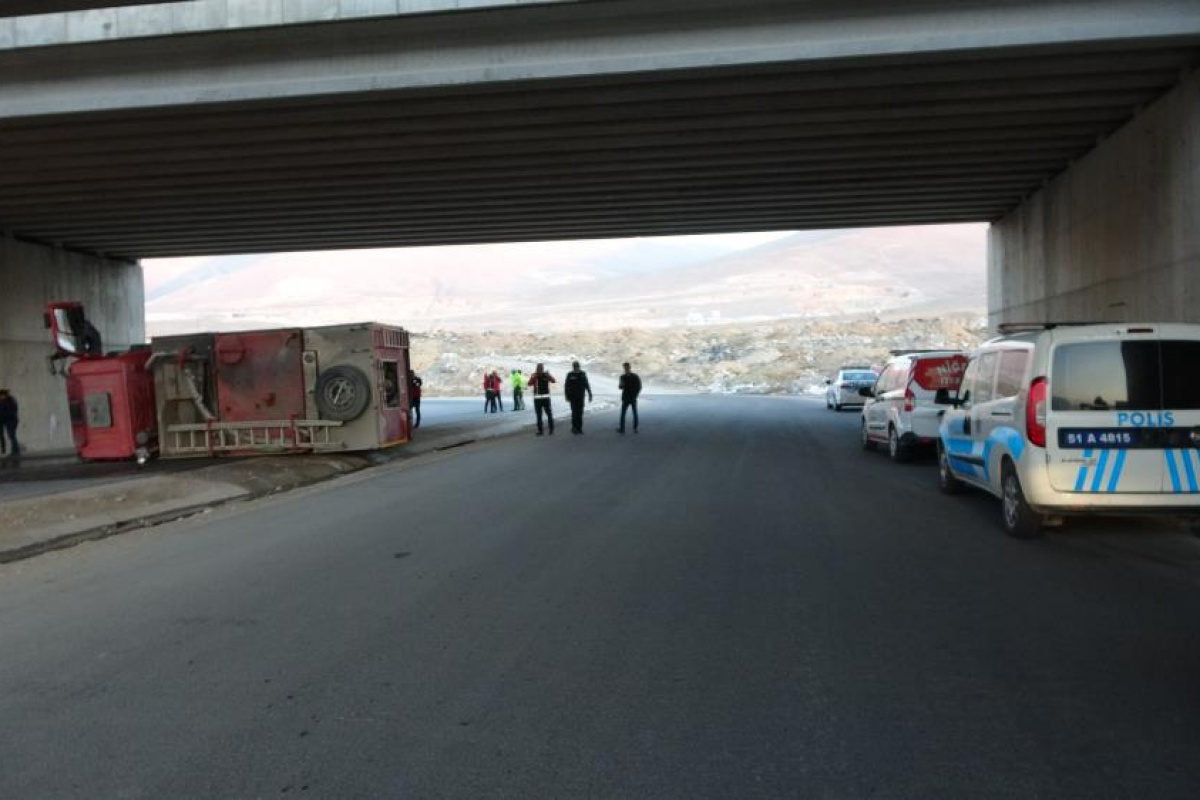 Köpeğe çarpmamak için manevra yapan itfaiye aracı devrildi: 2 yaralı