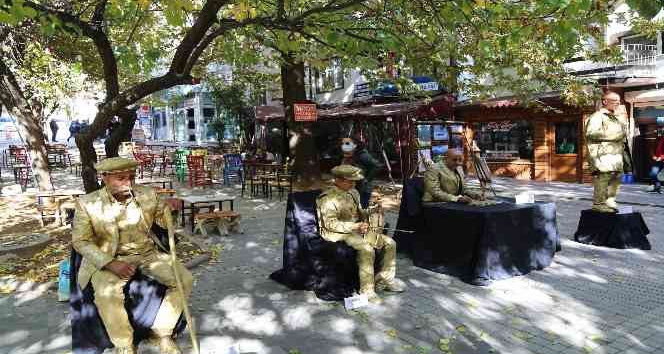 Tunceli’nin değerleri canlı heykel performansıyla yaşatılıyor